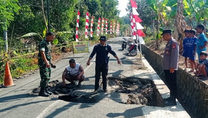 Jalan Kabupaten Menuju Desa Kepel dan Sekitarnya Amblas, Akses Transportasi Warga Terganggu