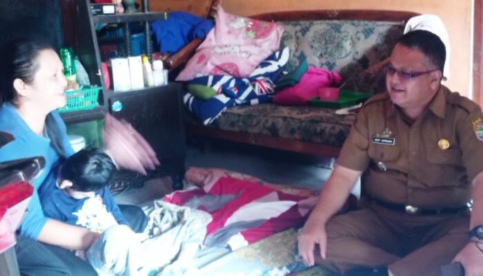 Camat Cisaga, Osep Hernandi Kunjungi Warga Penderita Stroke Iskemik, Usulkan Bantuan Kursi Roda Khusus