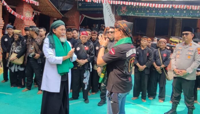 Mayjen (Purn) Fauka Noor Farid Salurkan 500 Paket Sembako di Ponpes Dzikir Al Fath