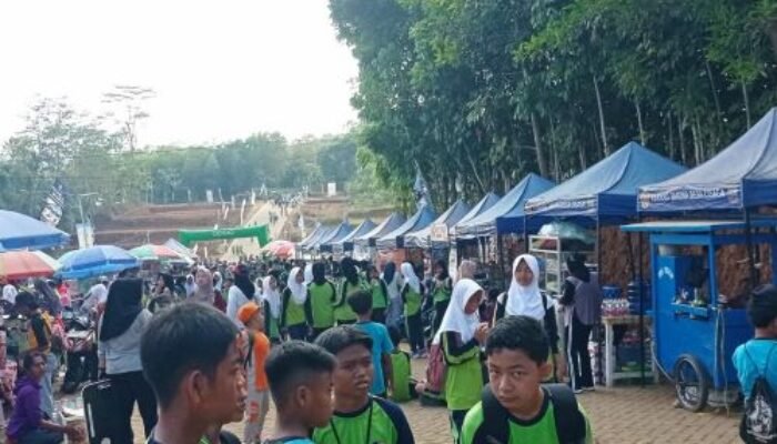 Dalam Rangka Sambut Hari Kemerdekaan RI Ke- – 81Pemerintahan Desa Cisaga Gelar Jalan Santai Bersama Masyarakat