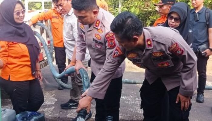 Kekeringan Meluas, Polres Ciamis Bersama BPBD dan PDAM Distribusikan Air Bersih