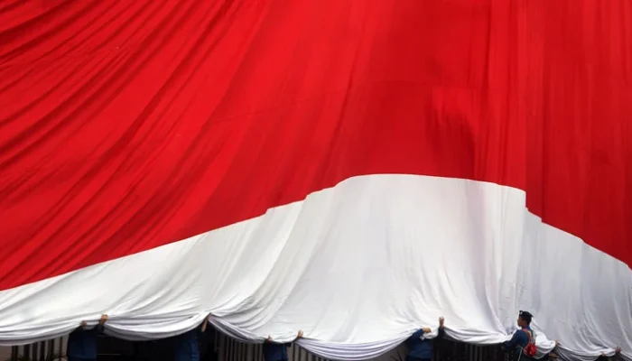 Damkar Kabupaten Bogor Bentangkan Bendera Merah Putih Raksasa di Stadion Pakansari Sambut HUT ke-81 RI