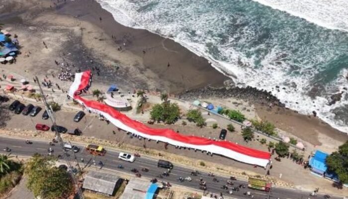 Merah Putih Sepanjang 300 Meter Membentang di Pantai Karanghawu, Semarakkan HUT Ke – 81 RI
