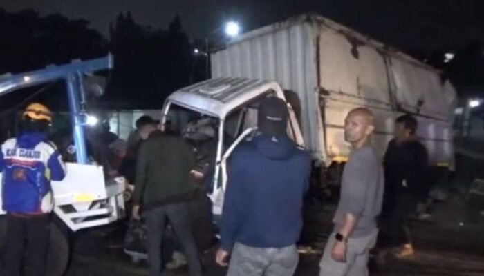 Truk Diduga Rem Blong Tabrak Empat Kendaraan di Puncak Ciloto, 4 Orang Tewas
