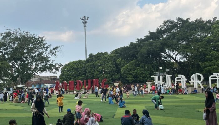 Alun – alun Bandung Kembali Dibuka, PKL Dilarang Masuk dan Jam Operasional Dibatasi