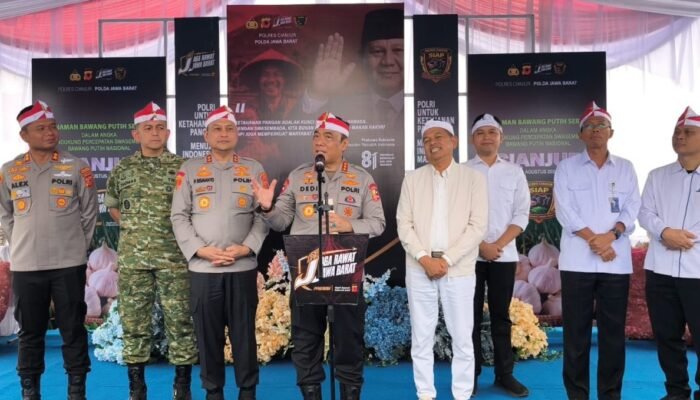 Wakapolri Bagikan 1.000 Paket Bansos untuk Petani Bawang Putih di Kaki Gunung Gede Pangrango