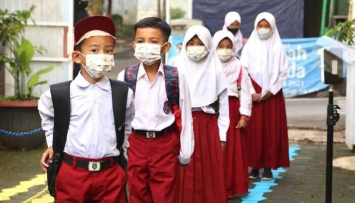 Abu Anak Krakatau Ganggu Bandung, Pemkot Siagakan Puskesmas hingga Semprot Jalan