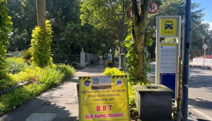 Halte BRT di Tengah Jalan Cicadas Tuai Keluhan, Farhan Janji Tekan Kemacetan dan Awasi Keselamatan