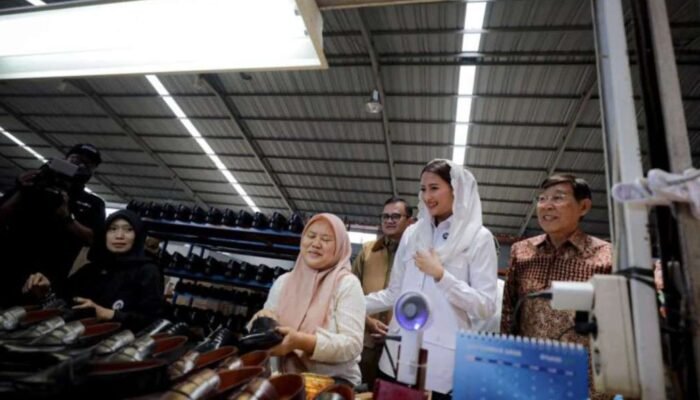 Pemkot Bandung Dorong Industri Sepatu Tembus Pasar Ekspor, Serap Tenaga Kerja