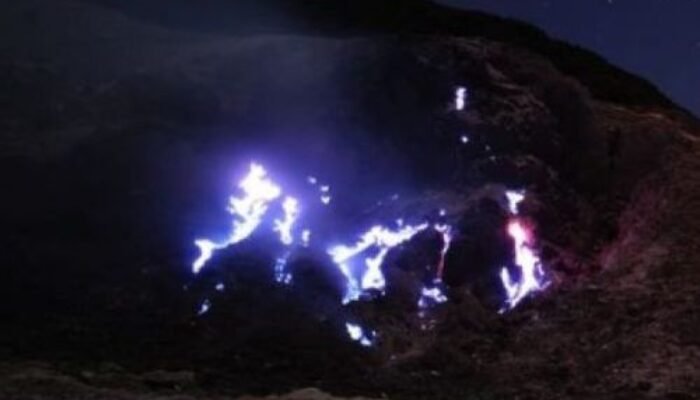 Blue Fire Terlihat di Kawah Papandayan, Wisatawan Diminta Menjauh