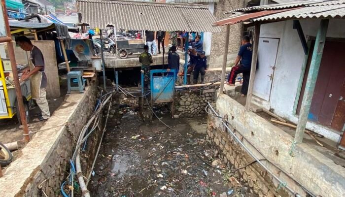 Sungai Cijanggel Meluap, Lansia Sakit Terjebak di Rumah yang Diterjang Banjir
