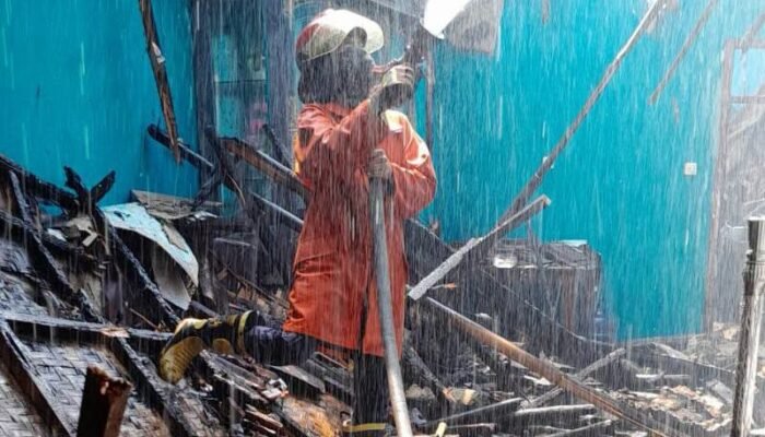 Diduga Korsleting Listrik, Rumah Warga di Sukaraja Sukabumi Terbakar