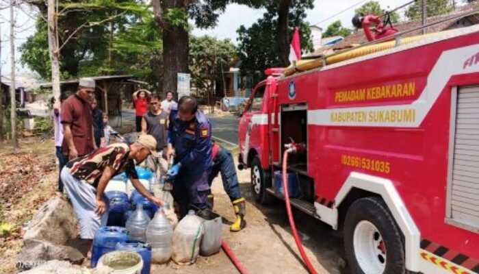Damkarmat Sukabumi Salurkan 2.500 Liter Air Bersih Untuk Warga Bantargadung