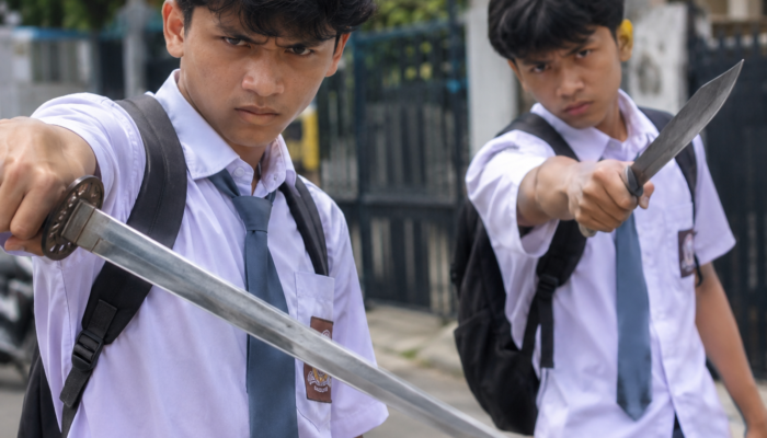 Dikejar Polisi, Dua Pelajar Diduga Acungkan Samurai hingga Tabrak Pagar di Bandung