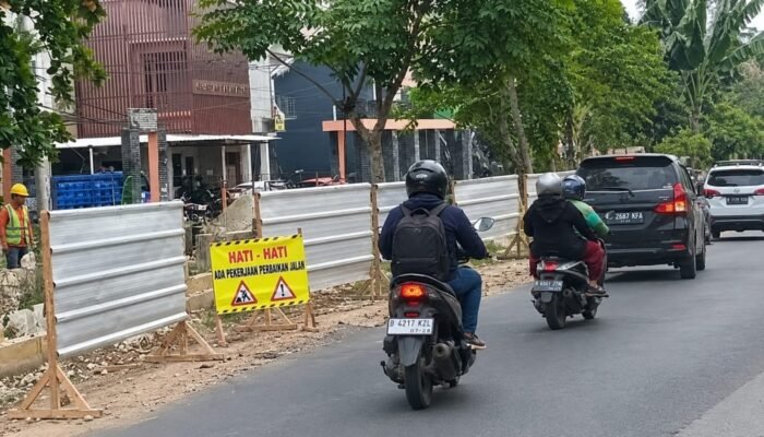 Jalan Cipayung – Pitara Depok Diperlebar 2 Meter, DPUPR Pasang Sheet Pile Sedalam 15 Meter