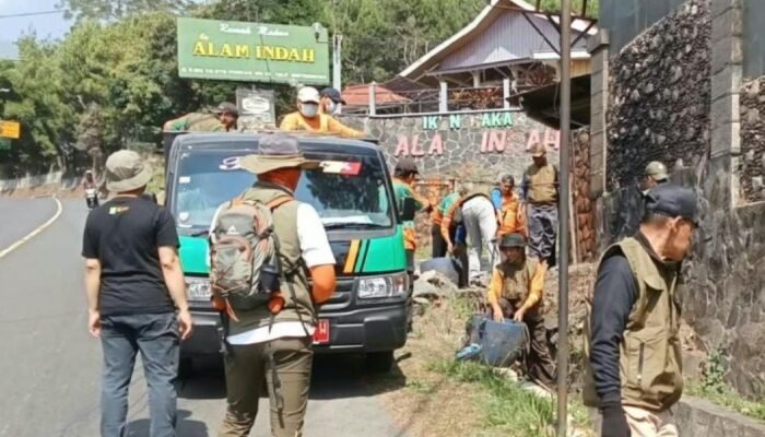 DLH Cianjur Angkut 1,5 Ton Sampah dari Jalur Puncak-Cianjur