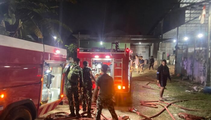 Bengkel di Pasir Putih Sawangan Terbakar, Dua Unit Damkar Yonif 899/BSG Dikerahkan