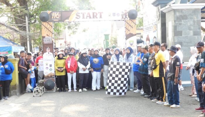 Semarak Milangkala ke-116 Kecamatan Situraja, Warga Tumpah Ruah Ikuti Gerak Jalan Sehat