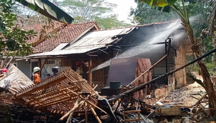 Kebakaran Home Industri Tusuk Sate Rugi Capai Rp. 80 Juta; Forkopimcam Cisaga Imbau Warga Waspada Kebakaran Musim Kemarau