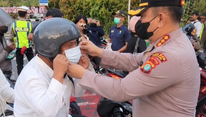 Kapolres Metro Depok Bagikan Masker Gratis Antisipasi Abu Krakatau