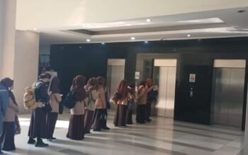 Lift Pemda Depok Lumpuh, Dari 3 Unit, Cuma 1 Yang Berfungsi, ASN dan Warga Ngantri, Terpaksa Pakai Lift Barang