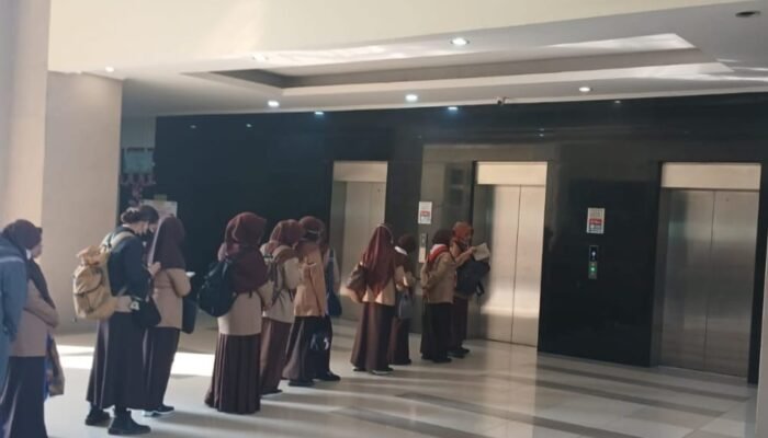 Lift Pemda Depok Lumpuh, Dari 3 Unit, Cuma 1 Yang Berfungsi, ASN dan Warga Ngantri, Terpaksa Pakai Lift Barang