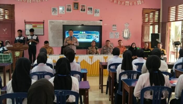 Kapolsek Muara Kuang Berikan Pembekalan Kepemimpinan dan Kedisiplinan Kepada Siswa SMA N 1 Muara Kuang