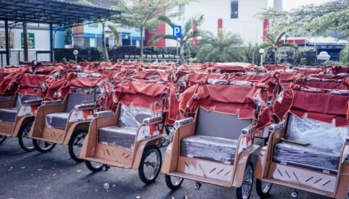 160 Pengemudi Becak Mendapat Bantuan Becak Listrik Dari Presiden