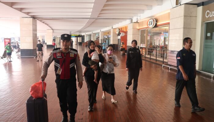 Polisi Beri Pertolongan Balita Demam di Terminal 2 Bandara Soekarno-Hatta