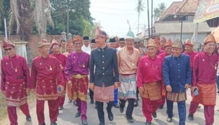 Hari Jadi Marga Danau ke-262, Muchendi Mahzareki Terima Gelar Adat