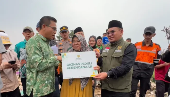 BAZNAS dan Bupati Bandung Salurkan Bantuan untuk Korban Kebakaran Maruyung
