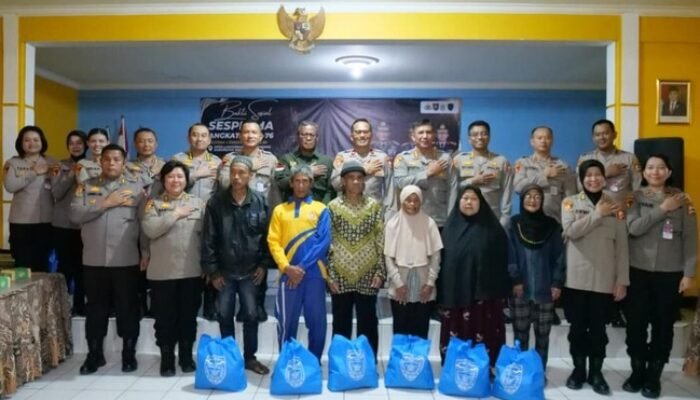 Sespimma Polri Salurkan 150 Paket Bansos ke Warga Kurang Mampu di Lembang