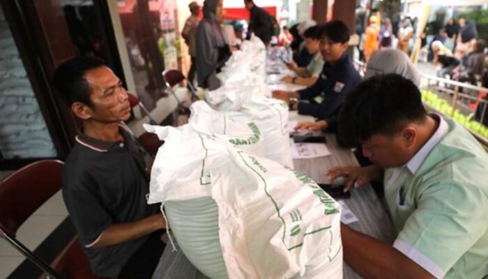 Antrean Panjang Warnai Pembagian Beras Gratis di Cikutra, Warga Rela Menunggu hingga Satu Jam
