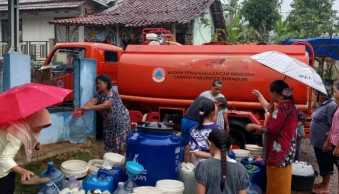 Sumur Warga Mengering, BPBD Sukabumi Salurkan 10 Ribu Liter Air Bersih ke Cibadak