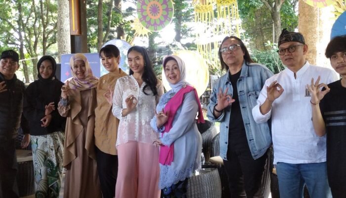 Lestari Tradisi: Bandung 1990 Hadirkan Nostalgia Pop Sunda, Happy Salma: Budaya Tak Harus Viral