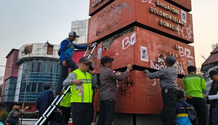 Pemkot Bandung Bersihkan Vandalisme Pascademo, Tugu Asia Afrika Bakal Diperbaiki