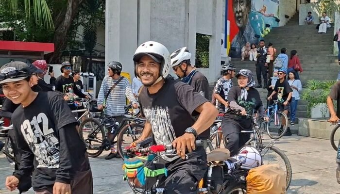 Tempuh 180 Kilometer dari Bandung, Massa “Mengayuh ke Istana” Geruduk Kemenhut
