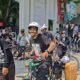 Tempuh 180 Kilometer dari Bandung, Massa “Mengayuh ke Istana” Geruduk Kemenhut
