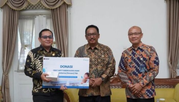 Pemkab Sukabumi Terima Bantuan Obat TBC Anak Dari Indofarma