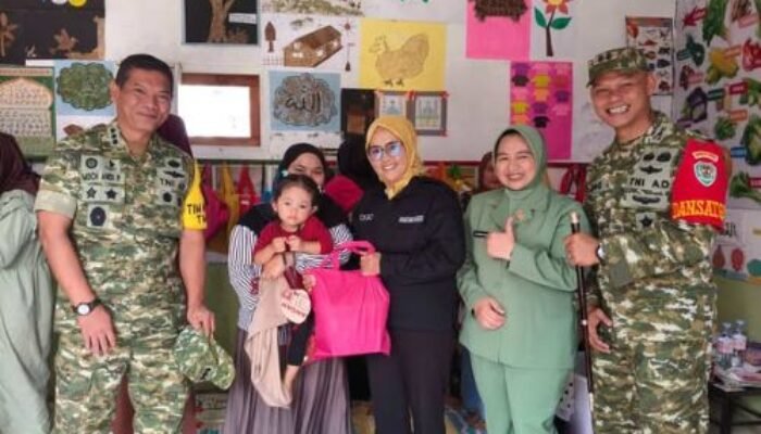 Tim Wasev TMMD ke-130 Kunjungi PAUD Mawar X di Ciemas, Berikan Bingkisan Kepada Murid