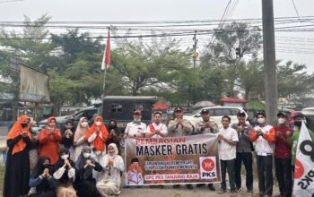 Peduli Dampak Karhutla, Polsek Tanjung Raja Bersama DPC PKS Bagikan Masker ke Pengguna Jalan