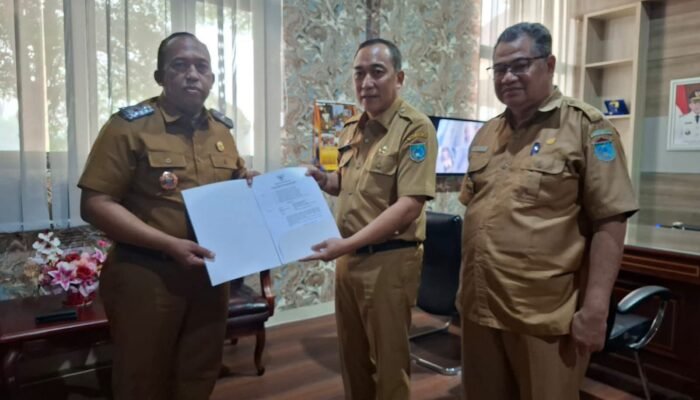 Sekda Ogan Ilir Serahkan Surat Tugas Plt. Kepala Damkar kepada Ibnu Hardi