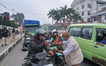Di Tengah Kabut Asap, 1.200 Masker Gratis Dibagikan Untuk Warga Ambon