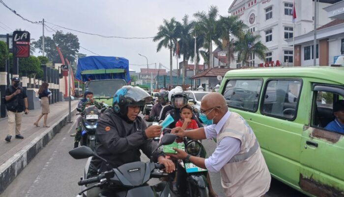 Di Tengah Kabut Asap, 1.200 Masker Gratis Dibagikan Untuk Warga Ambon