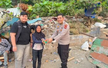 HUT ke-75 Humas Polri, Polres Ogan Ilir Tebar Kepedulian Bagikan 50 Nasi Kotak