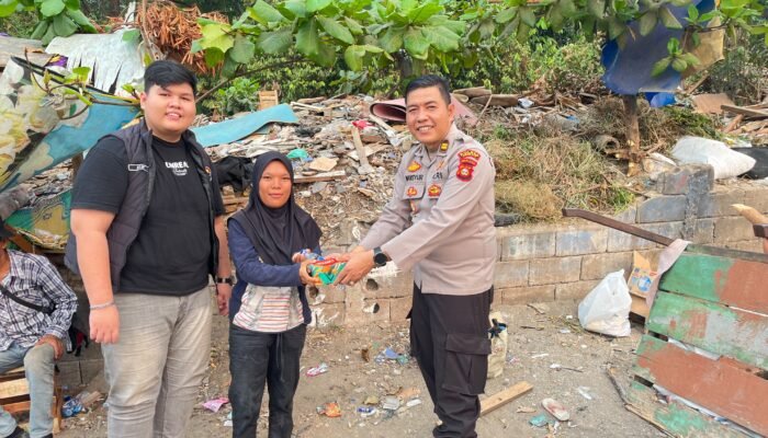 HUT ke-75 Humas Polri, Polres Ogan Ilir Tebar Kepedulian Bagikan 50 Nasi Kotak