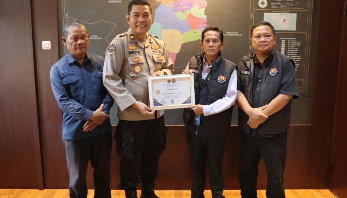 HUT ke-75 Humas Polri, Ketua PWI Ogan Ilir Serahkan Sertifikat Penghargaan Kepada Kapolres dan Kasi Humas