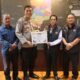 HUT ke-75 Humas Polri, Ketua PWI Ogan Ilir Serahkan Sertifikat Penghargaan Kepada Kapolres dan Kasi Humas