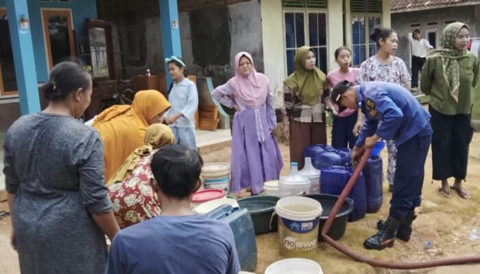 Damkar Sukabumi Salurkan Air Bersih untuk Warga Ciracap Terdampak Kekeringan