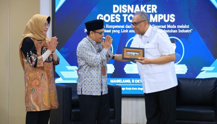 Wamenaker Minta Mahasiswa Bangun Kompetensi, Tak Sekadar Kejar IPK